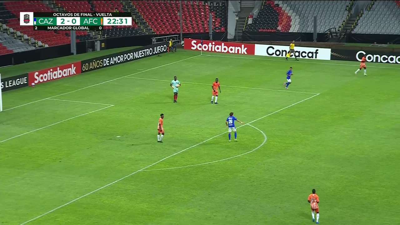 ¡TIRO ATAJADO! disparo por Yoshimar Yotún.