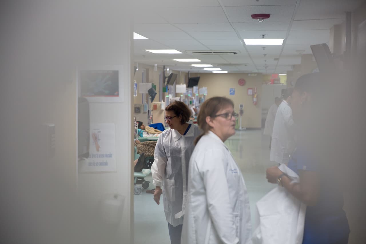 La sala de hemodiálisis del hospital BUen Samaritano estaba funcionando casi a su capacidad este martes. Muchos de los pacientes padecen los efectos de no haber recibido sus tratamientos durante el paso de María por la isla, e incluso durante los días posteriores.