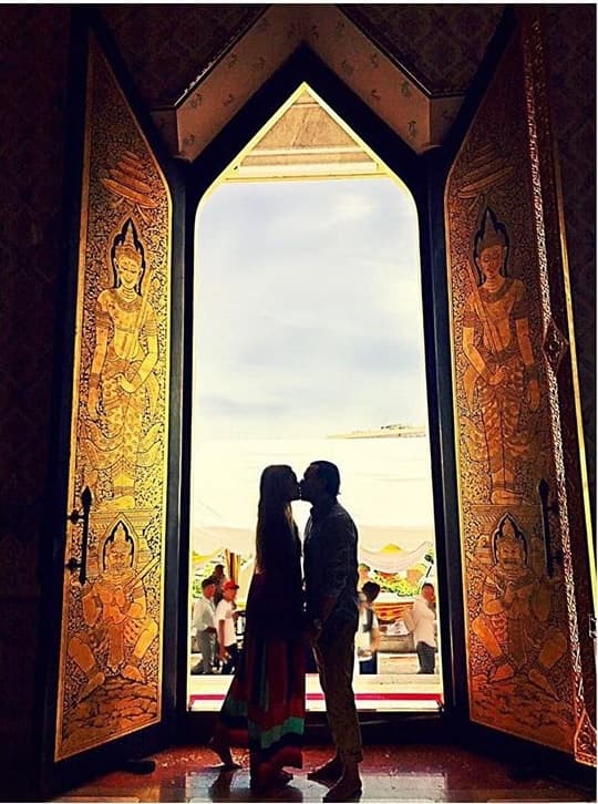 Después de la boda civil, Adal y su esposa viajaron a Tailandia para disfrutar de su luna de miel. El destino para la 'honey moon' fue una sorpresa que el conductor le dio a Karla. Aquí posaron en Wat Traimit, ubicado en Bangkok.