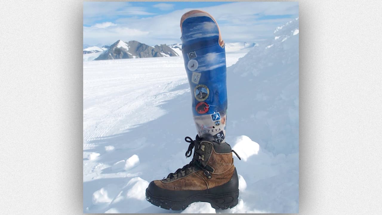Se convirtió en el primero en escalar las 7 cumbres más altas sin una pierna y ahora planea atravesar la Antártica