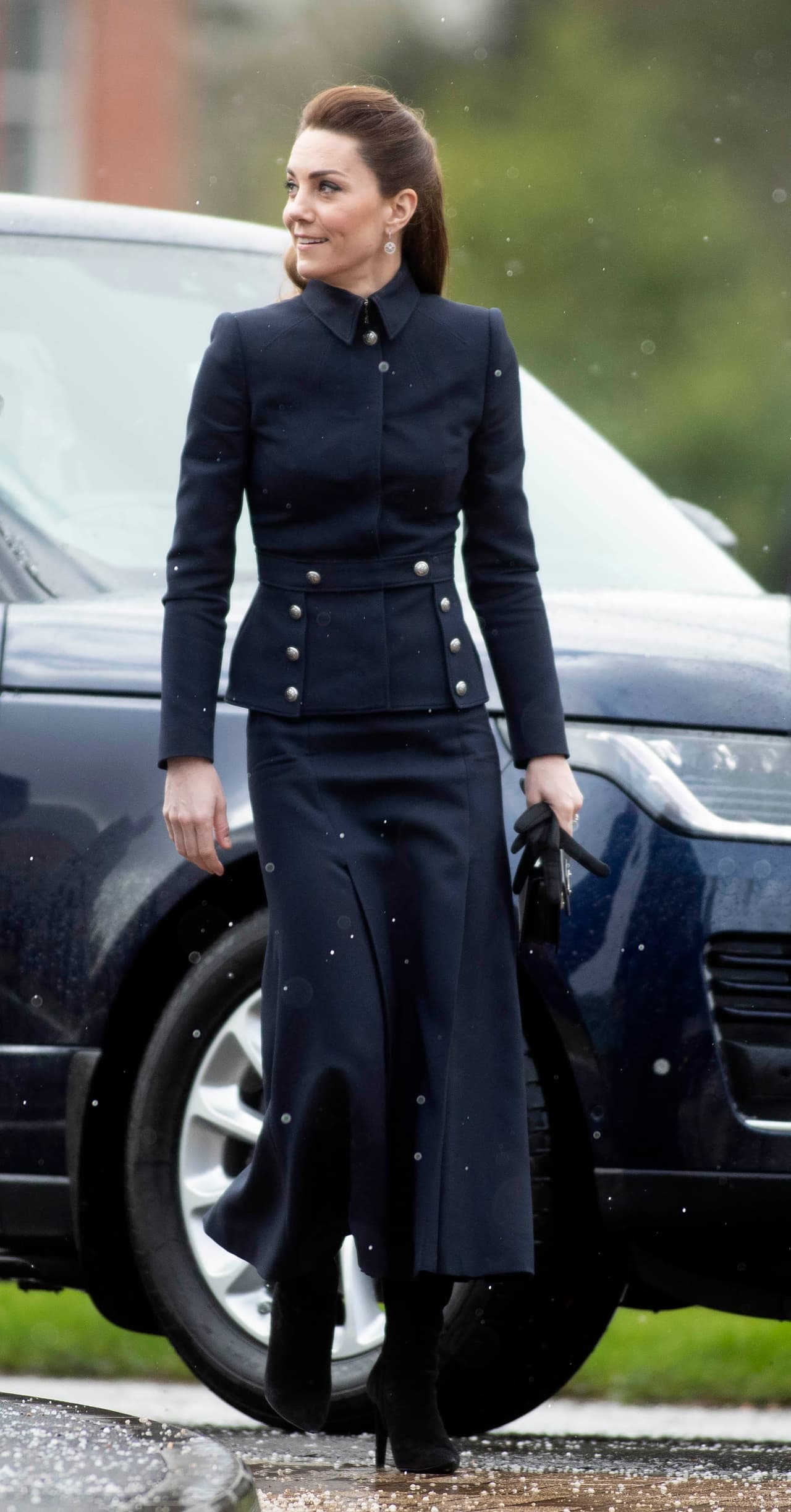 Para esta aparición oficial, 
<b>Kate Middleton</b> eligió una chaqueta con inspiración militar en negro, con botones metálicos, prenda que es de uno de sus diseñadores predilectos: 
<a href="https://www.univision.com/entretenimiento/moda-fama-y-suicidio-asi-fueron-las-muertes-de-kate-spade-y-otros-grandes-disenadores">Alexander McQueen.</a>