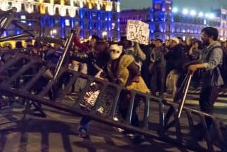 La marcha de la noche del sábado en el Zócalo de Ciudad de México terminó con actos de violencia.