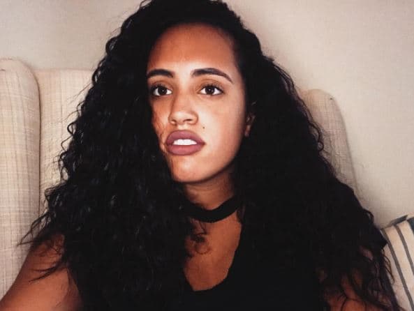 Es recurrente su asistencia en las alfombras rojas a las que su padre es convocado.