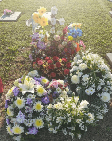 Hasta la fecha hermosos arreglos florales acompañan la tumba del actor.