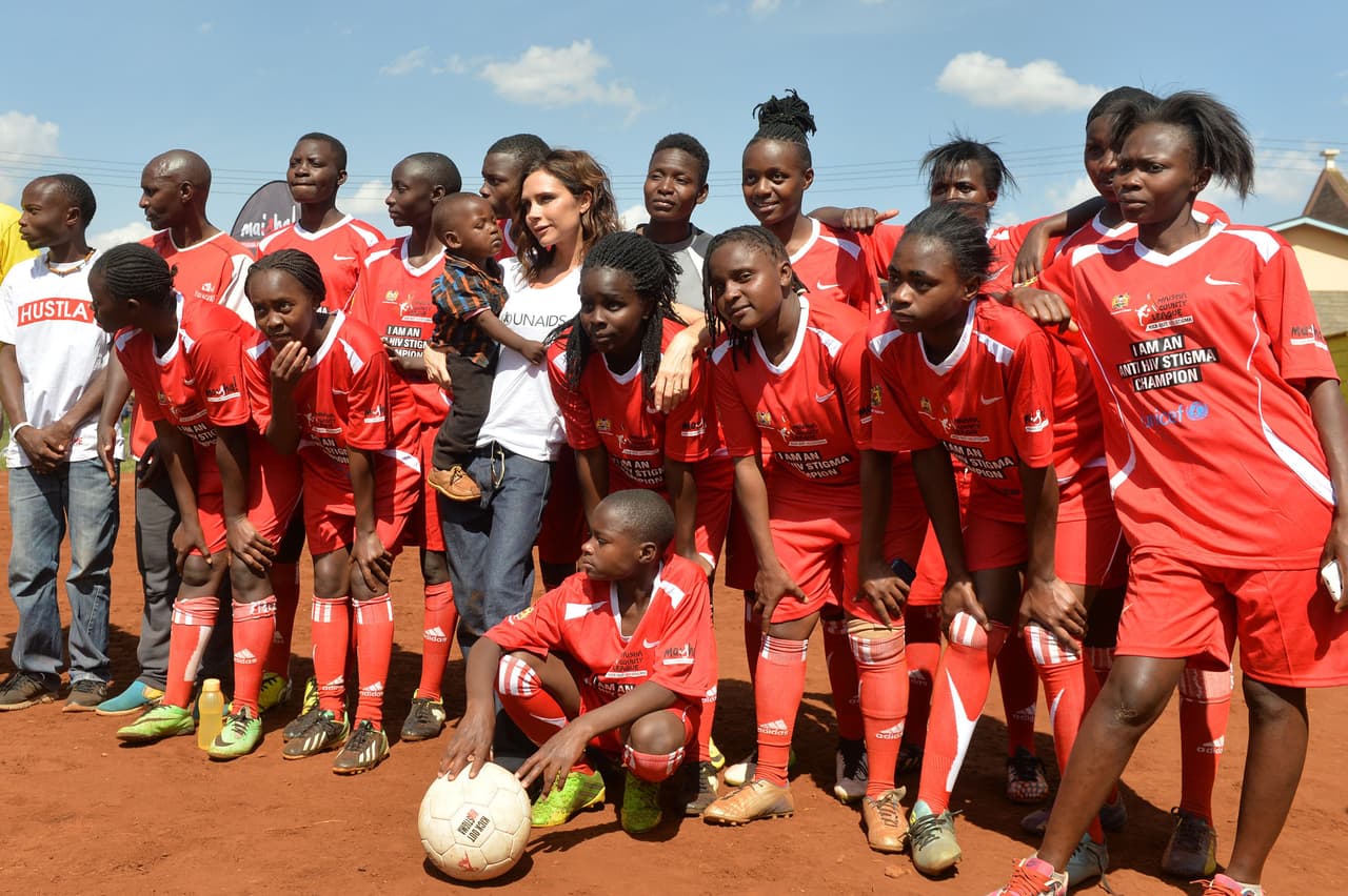 Victoria posó con el equipo femenil, cargando un adorable bebé.