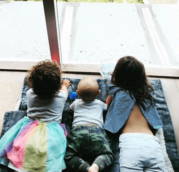 Por su parte, Arlette Kalach, quien es la que deja ver un poco de su vida en familia, ha mantenido ocultos los rostros de sus tres hijos en las imágenes que comparte en Instagram.