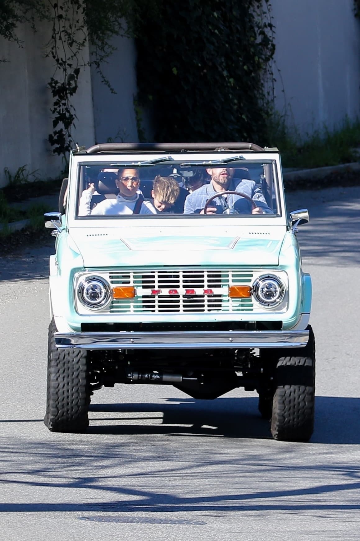 JLo habría adquirido la camioneta de Ben Affleck en Gateway Bronco, una empresa que convierte autos 'vintage' en autos eléctricos. 
<br>