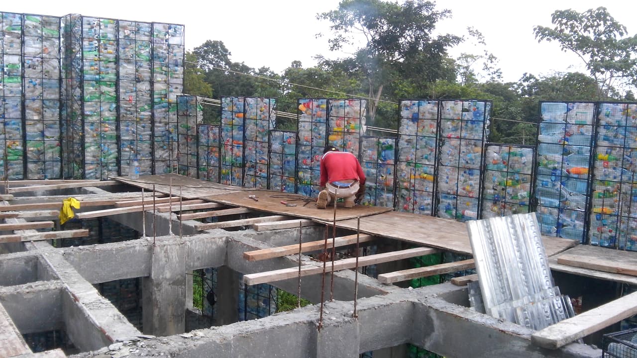 Una estructura convencional de concreto sostiene las paredes de botellas apiñadas. “Decidí comenzar a recoger todas las botellas plásticas de los hoteles y restaurantes y en 16 meses acumulé mi primer millón de botellas”, continuó el empresario.