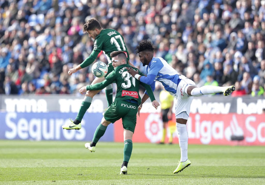 El leganés de Javier Aguirre se impone 2-0 ante el Espanyol y se despega del último lugar de la tabla de La Liga española. Los autores de los goles fueron Martín Braithwaite y Youssef En-Nesyri.