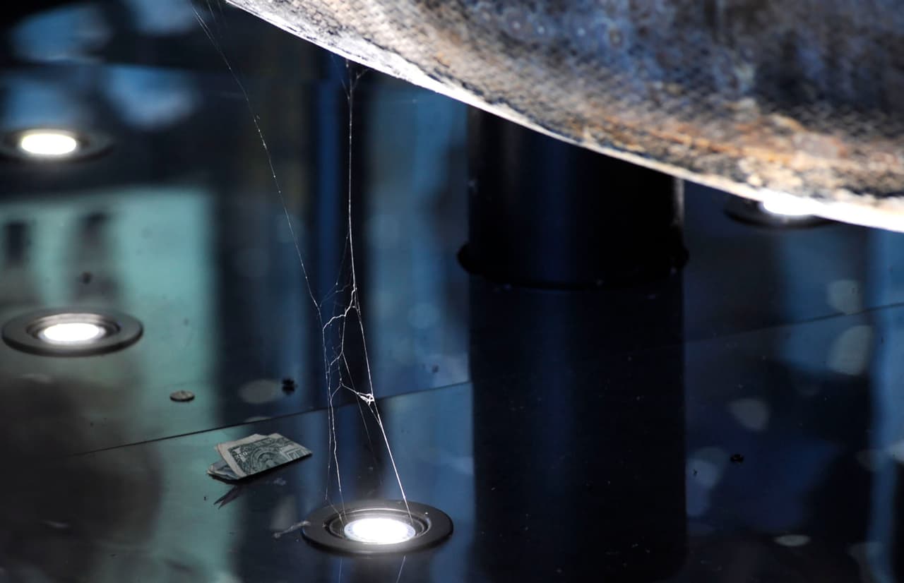 Una larga telaraña en la parte inferior de la cápsula. Richard Hoover, astrobiólogo retirado de la NASA y que sirve como docente en el museo, recordó que hace décadas se le permitía a los visitantes tocar la nave. 
<br>