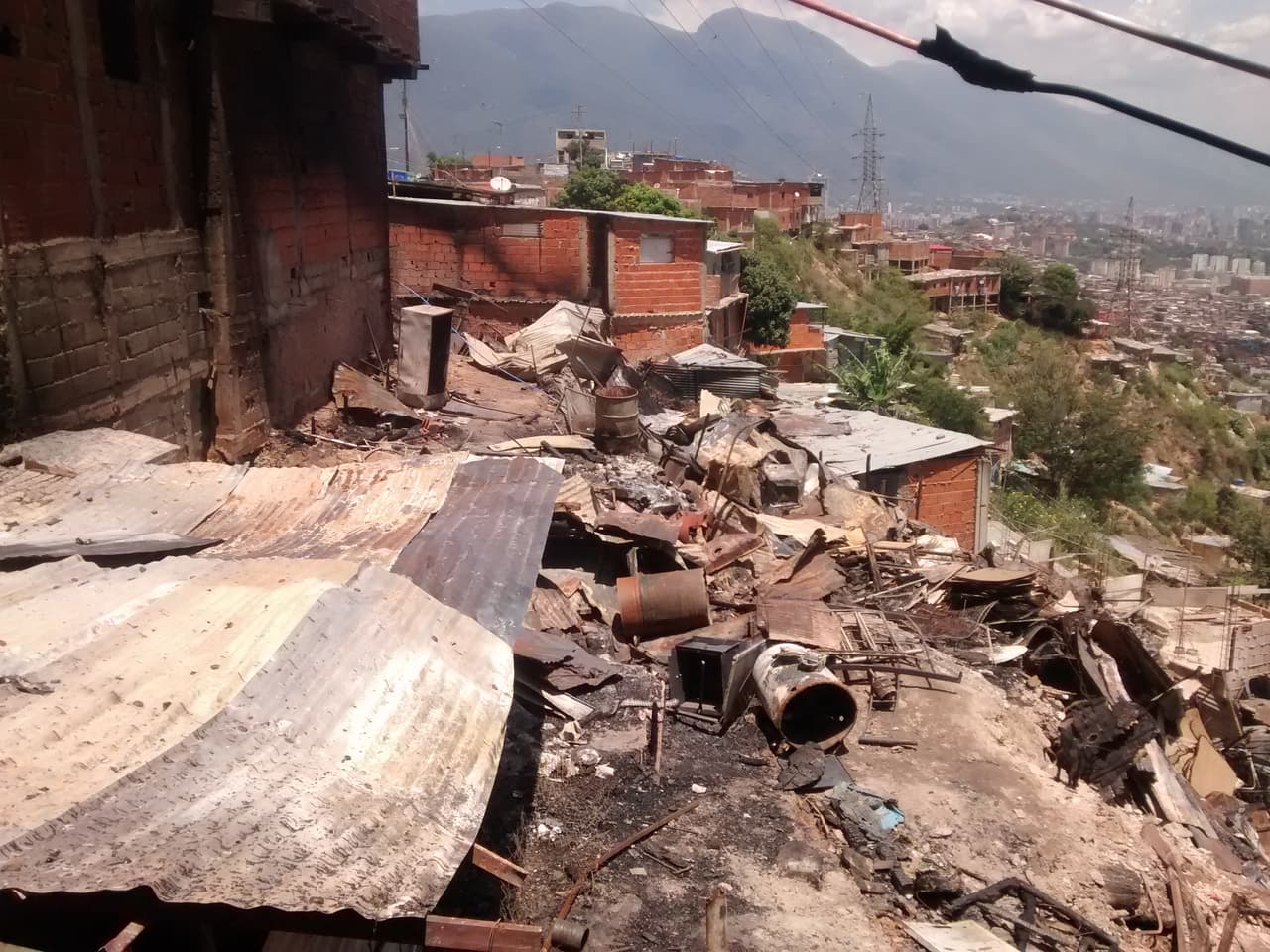 Los vecinos aseguran que los agentes provocaron un incendio que afectó a 15 viviendas.