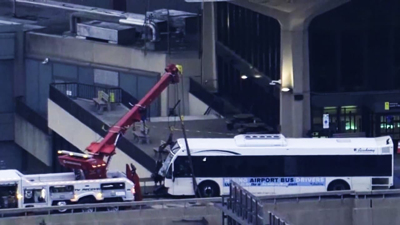 Esto se sabe del accidente de un autobús en el aeropuerto de Newark que dejo 13 personas heridas