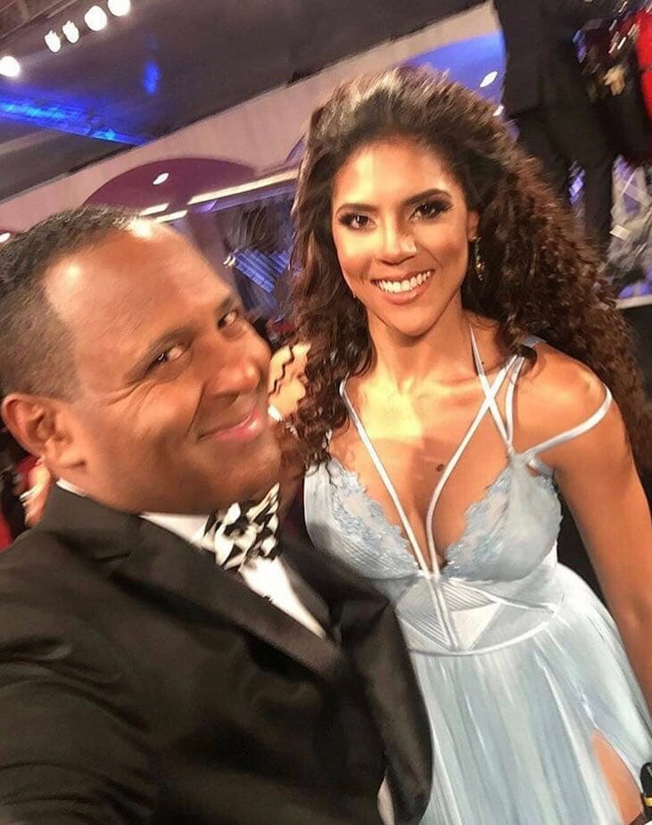 Aquí la vemos junto a Tony Dandrades, otro de los talentos de Univision que estuvo presente.