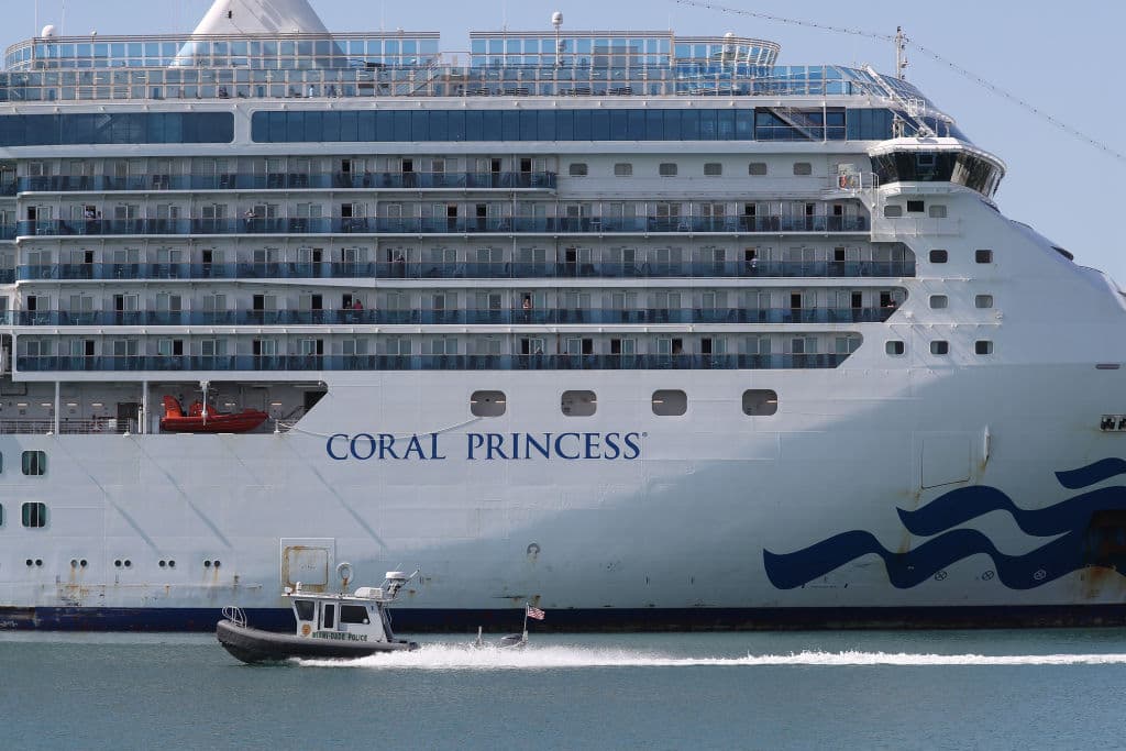 Un bote de la Policía de Miami-Dade frente al Coral Princess anclado en el Puerto de Miami este 4 de abril.