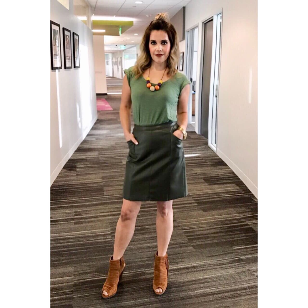 Así como las combinaciones del mismo color: playera y falda verde.