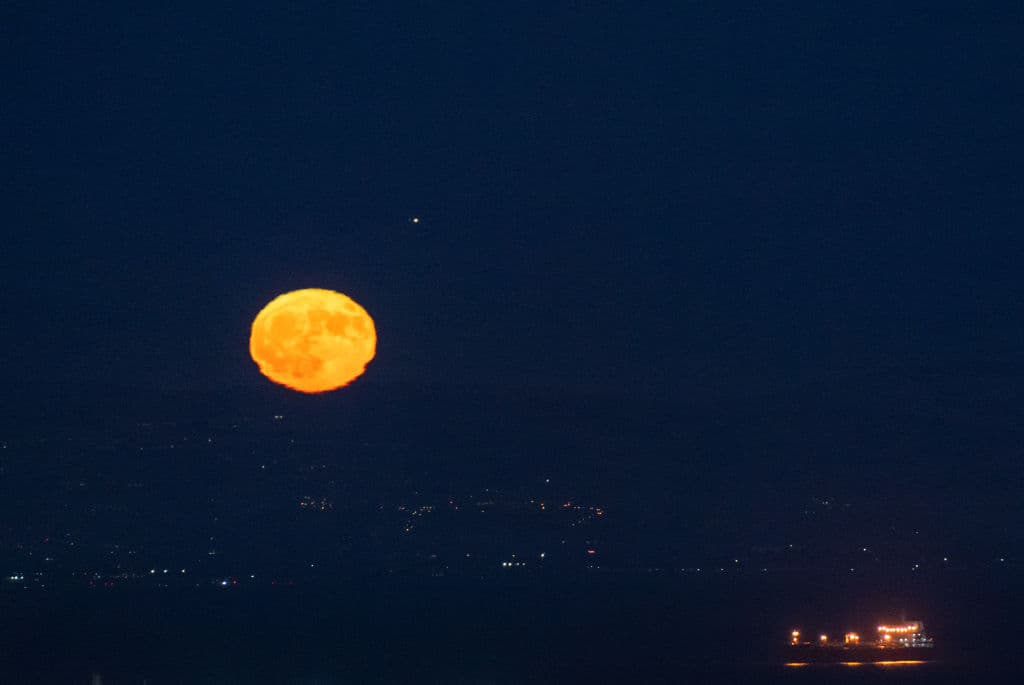 En un año cualquiera hay varias superlunas, pero que se combinen con una luna azul, es un evento astronómico descrito como raro. Está supuesto a ocurrir
<b>una vez cada 10 o 12 años</b>. En la bahía de San Francisco la luna de este 19 de agosto invitaba a mirarle, con un brillo especial.