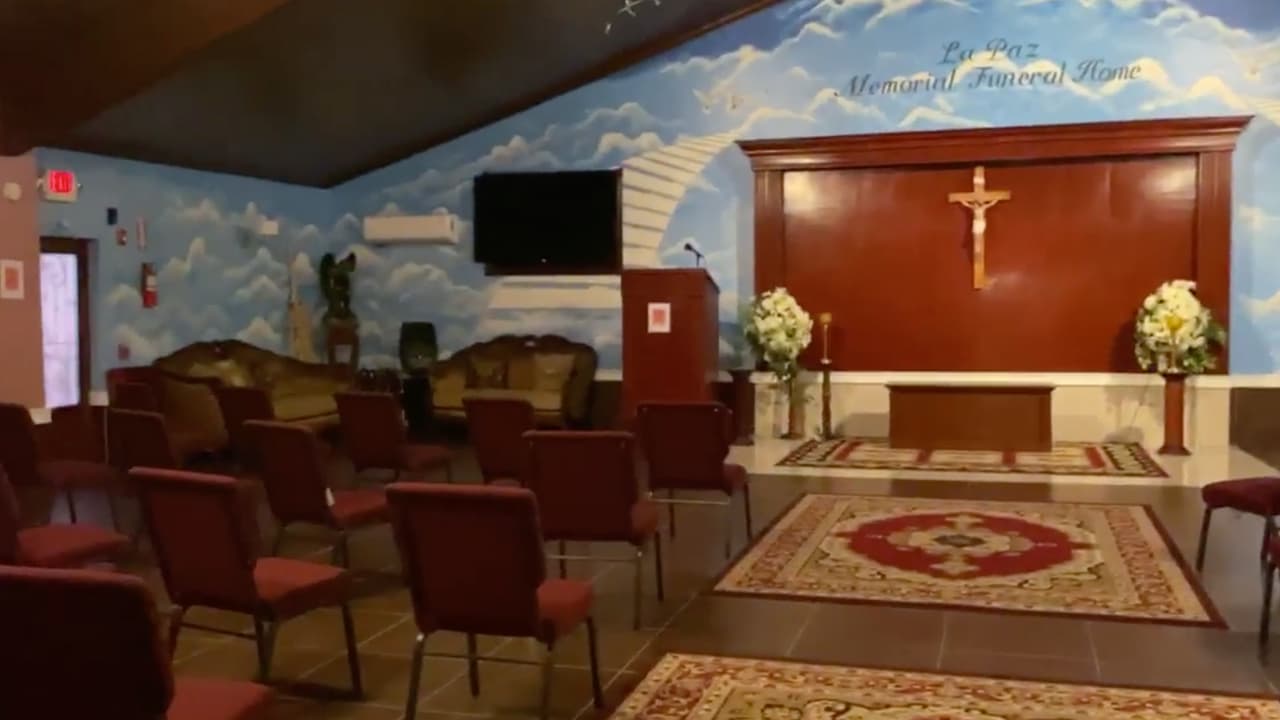 "Desde que entras tenemos gel antibacterial, disponemos de mascarillas extras, después de cada servicio tenemos químicos especializados para hacer limpieza de nuestro negocio".