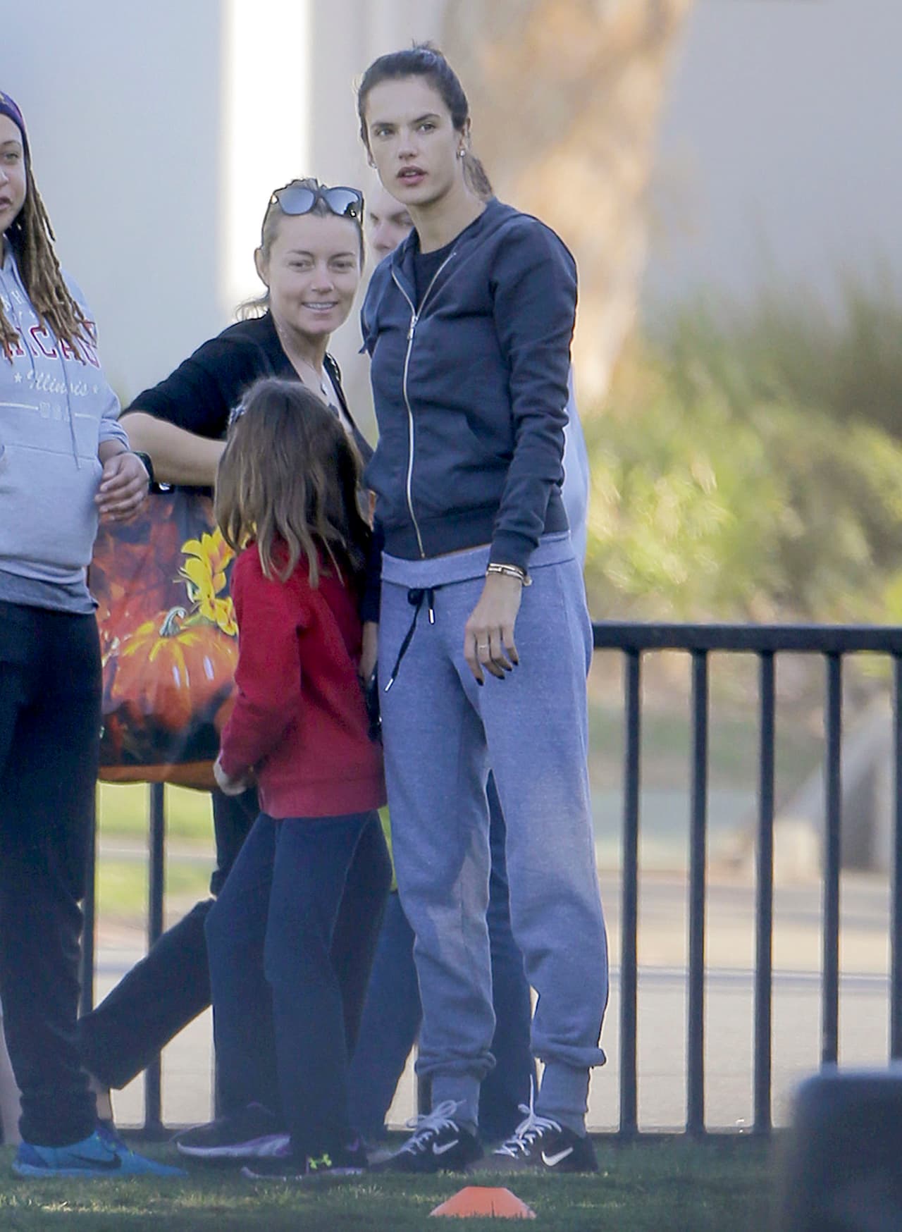 La supermodelo dio clases a su pequeña hija Anja y un grupo de sus amiguitos.