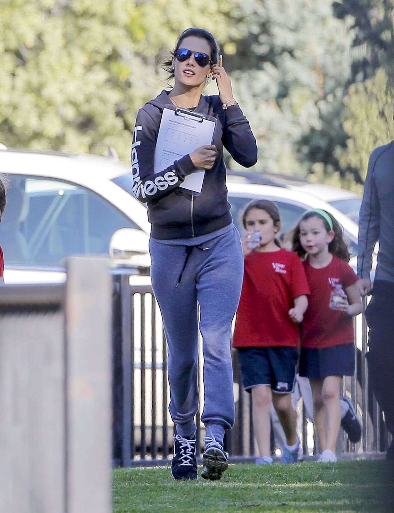 Ale llevó a un grupo de nenes a correr por las calles.