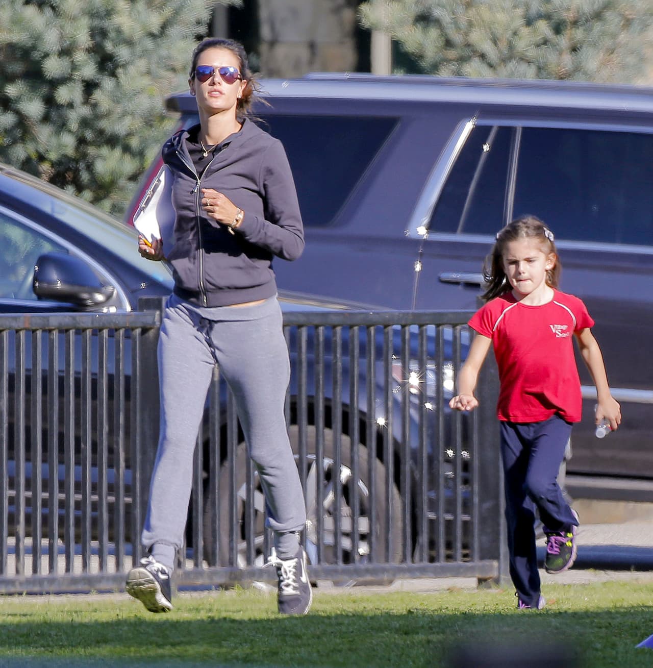 La supermodelo dio clases a su pequeña hija Anja y un grupo de sus amiguitos.