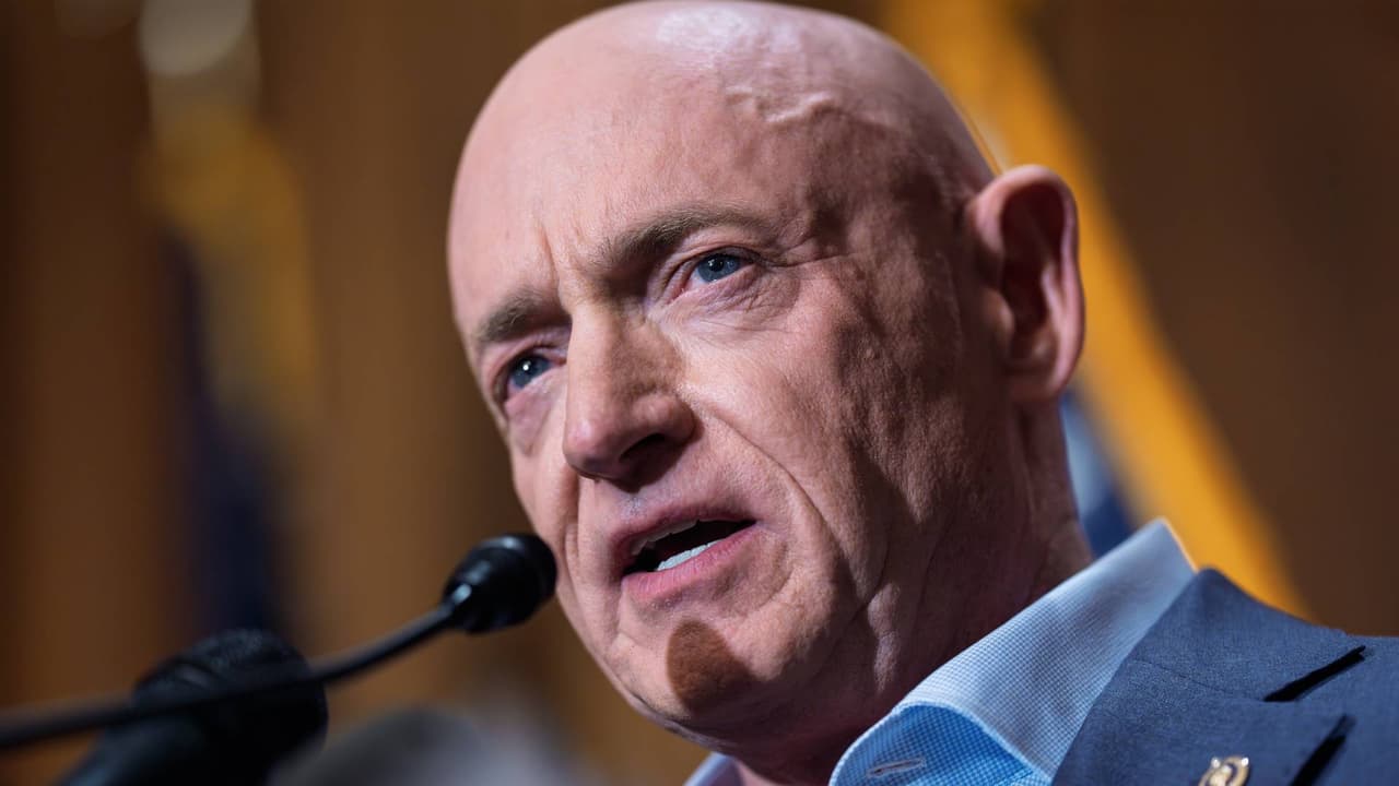 "Siento esta obligación": Mark Kelly está considerando postularse a la presidencia en 2028