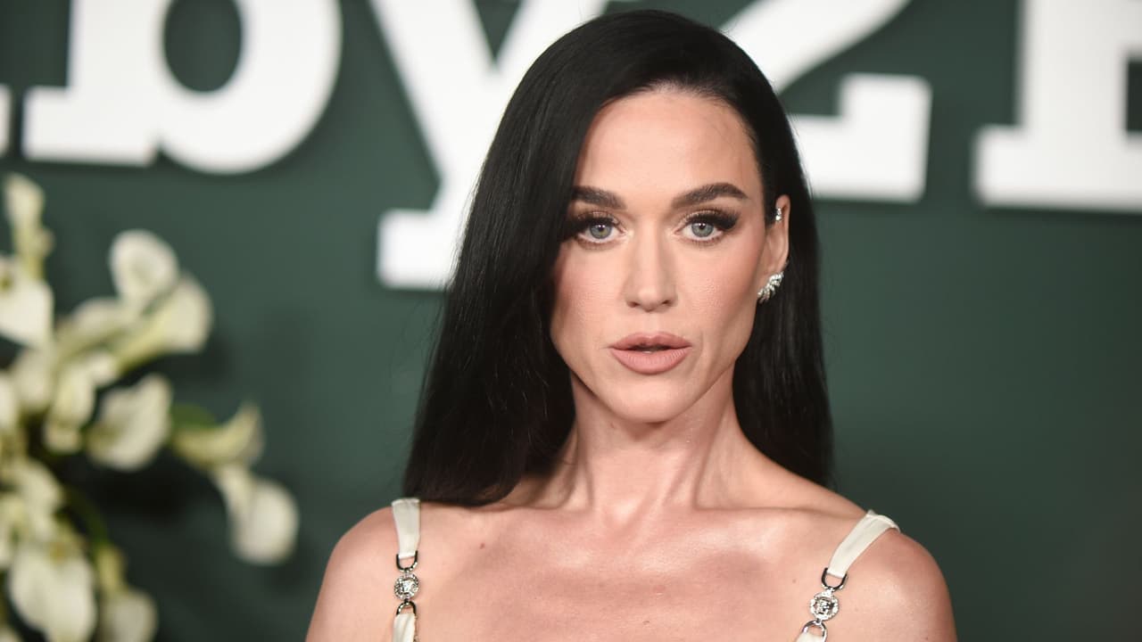 <h3 class="cms-H3-H3">Katy Perry | 9 de junio | Redes sociales </h3>
<br>Desde Los Ángeles, la artista escribió: “
<b>Apoyo a la comunidad mexicana en L.A.,</b> esta ciudad fue construida por ellos. 
<b>Hoy se sienten perseguidos</b>”. Sin filtros ni cálculos: solo una convicción pública.