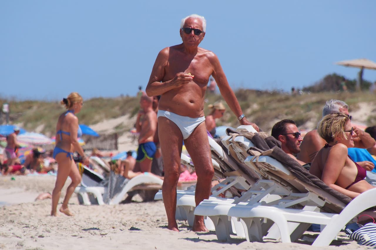Giorgio Armani en traje de baño