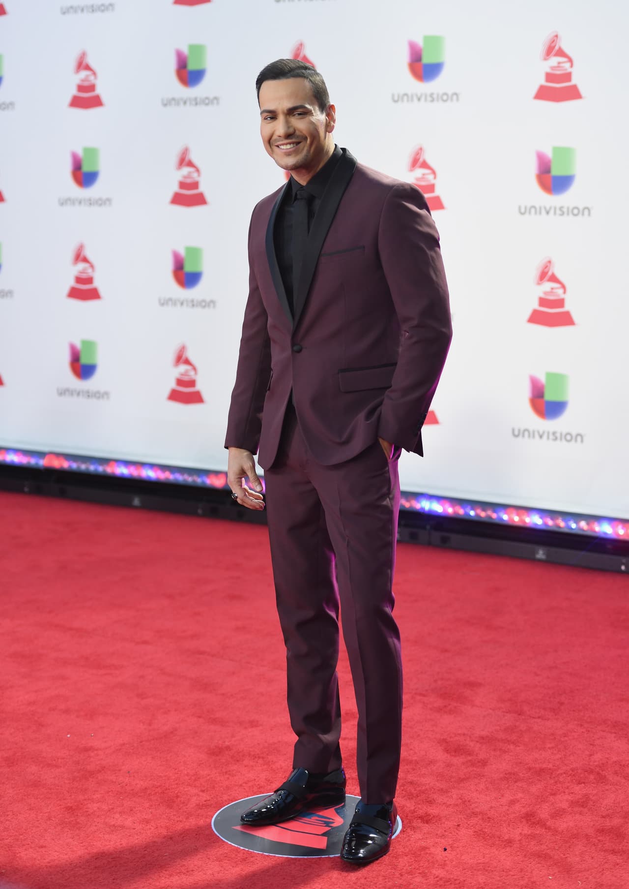 El salsero Víctor Manuelle apostó por el color vino.