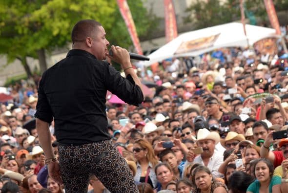 "Si nosotros fomentáramos eso (la violencia) no existirían tampoco los noticieros que enseñan imágenes de alguien sin cabeza y bañado de sangre", dijo el intérprete en una entrevista con el periódico El Universal.