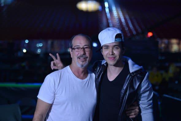 En uno de los pocos descansos que tuvo, Prince se tomó una fotografía con Cisco Suárez, Senior Vice President de Special Events.