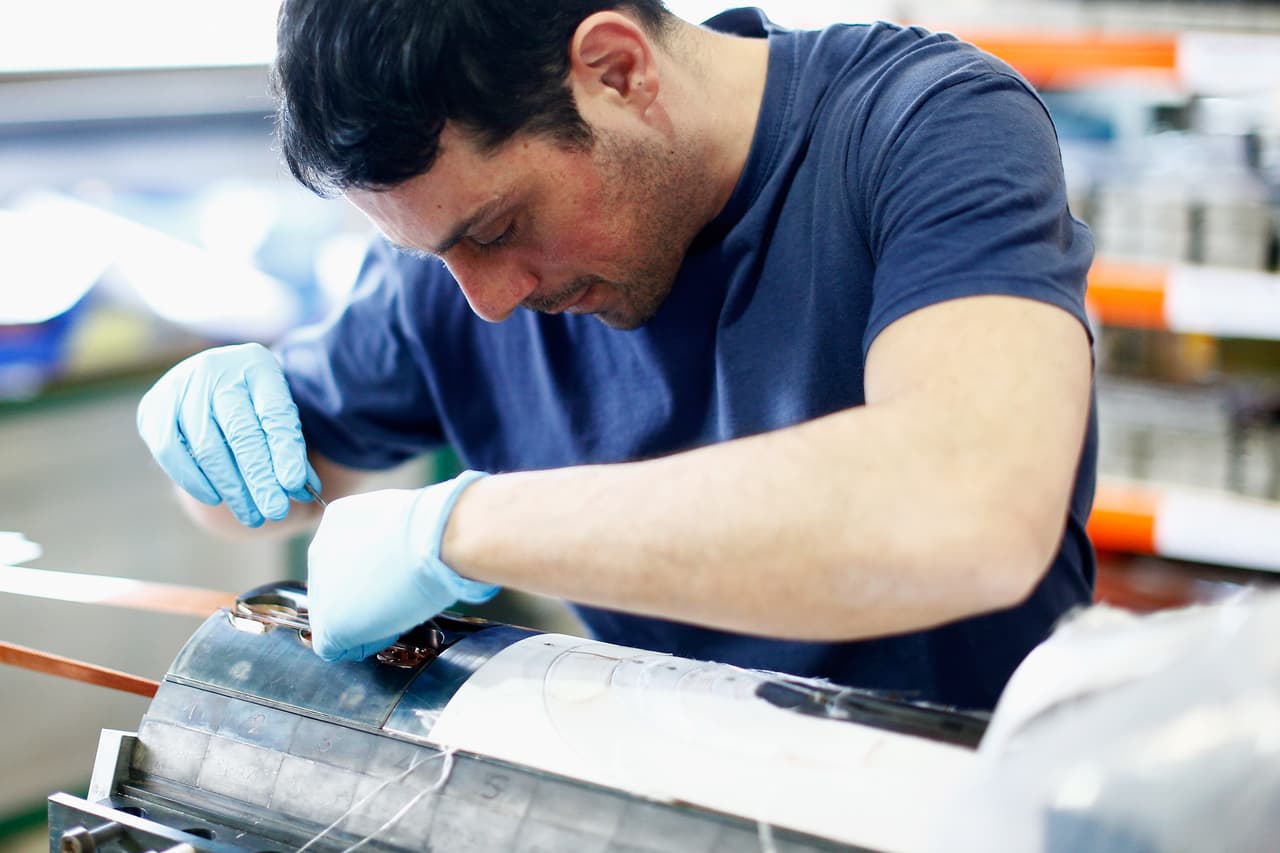 Los trabajos en STEM son los trabajos del futuro, pero hay secciones enteras de la población en Estados Unidos que hasta ahora han estado relegados de estas áreas del mercado laboral y de la educación superior. Tanto las mujeres como los hispanos están muy poco representados en estas áreas: los latinos representan un 16% de la población del país, pero tan solo 6.2% de la fuerza laboral en la ingeniería.