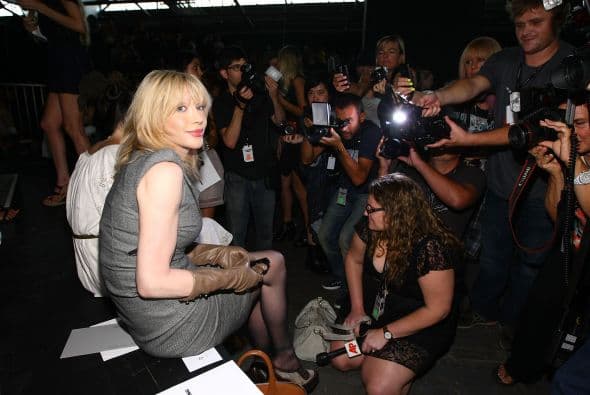 Courtney Love. La cantante estadounidense coincidió con Hugo Chávez en Nueva York en septiembre de 2009 durante la proyección del documental Al sur de la frontera, dirigido por el cineasta Oliver Stone . Aquel encuentro causó polémica porque la rockera admitió estar encantada con el jefe de Estado y afirmó haber sorprendido al presidente venezolano mirándola en varias ocasiones