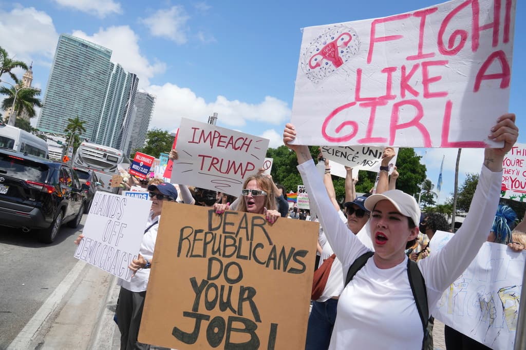 <b>En Miami:</b>
<br>"Queridos republicanos, hagan su trabajo", lee la pancarta con letras negras al centro. El reclamo fue uno de los más repetidos este sábado 5 de abril, en manifestaciones multitudinarias a través de todo Estados Unidos contra el presidente Donald Trump y su mano derecha, el multimillonario Elon Musk.