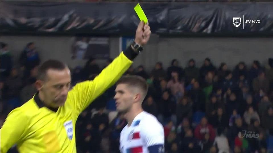 Tarjeta amarilla. El árbitro amonesta a Shaquell Moore de USA