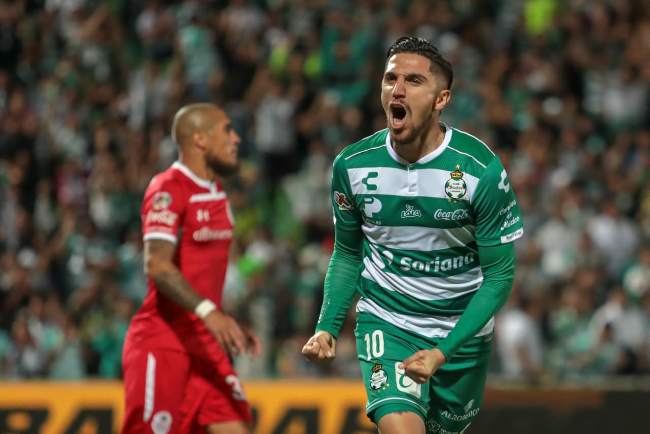 Tras un regalo de Rodrigo Salinas, Diego Valdés (derecha) repitió al minuto 63', su doblete para el 4-0 que resultó definitivo.