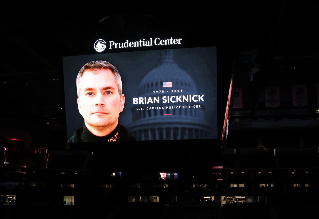 Los New Jersey Devils, equipo de la NHL, rindió homenaje a Brian Sicknick.