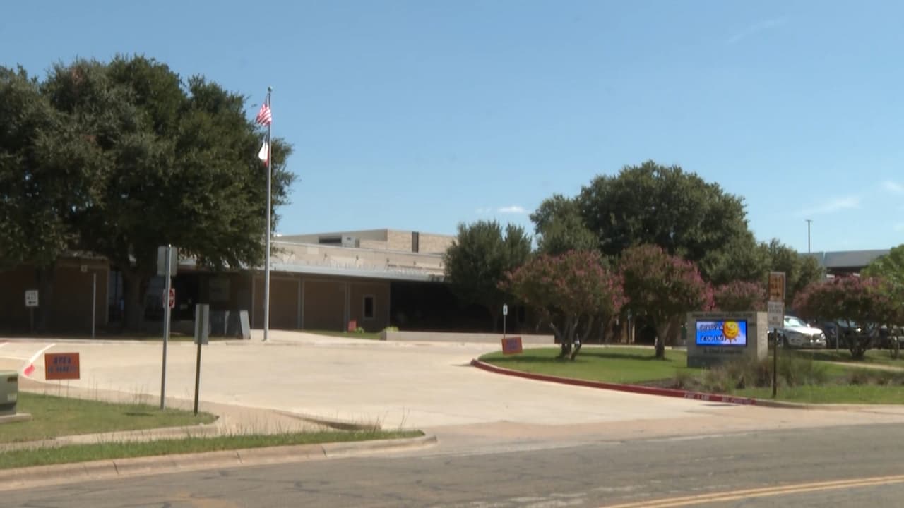 "Una situación aterradora": Guardia es despedido tras dejar su arma olvidada en el baño de una escuela