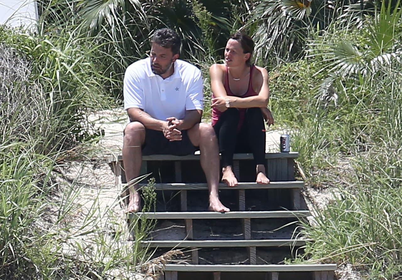 Las cámaras los captaron mientras platicaban en unas escaleras a la orilla del mar.