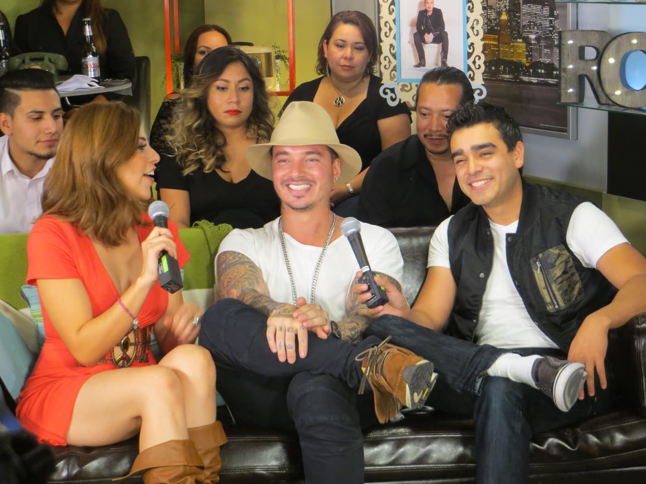 El cantante también habló de su gira por Estados Unidos con Becky G.