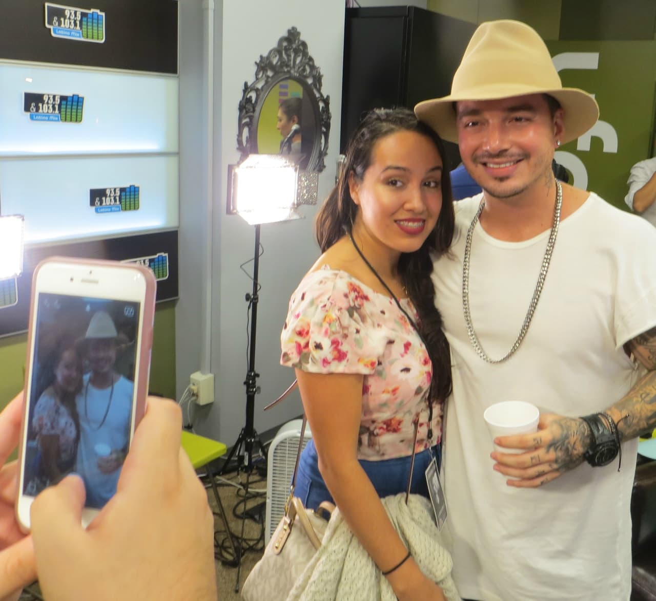 Habló de su música y de todo un poco. Incluso hasta cantó.