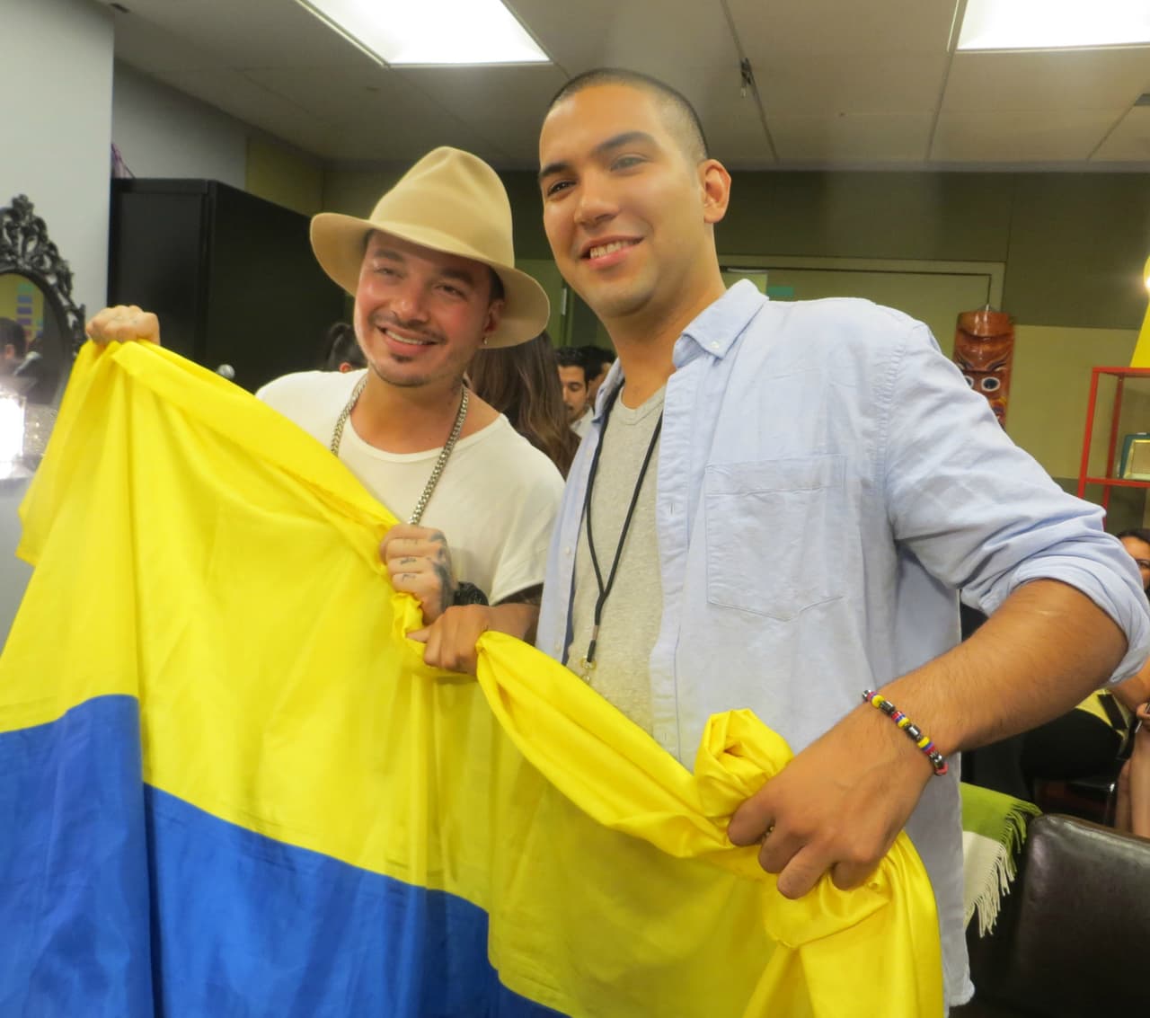 El cantante colombiano compartió con sus fans y personalidades de Univision como Omar Ramos, Mau Mauricio, Fabiola Armas, el Primo Rafa y Auri Salgado.