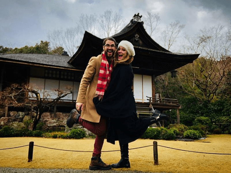 El actor Darren Criss anunció su compromiso con su novia Mia Swier tras casi 8 años de noviazgo. En sus redes sociales dijo: "Ahora estoy feliz de anunciar que vamos a subir de nivel. Vamos a ir a un sitio al que nunca hemos ido antes". Aún no se sabe cuando será el enlace.