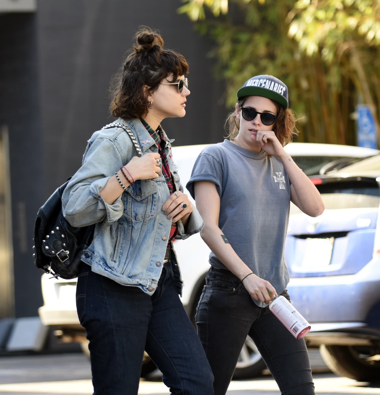 Kristen paseando con una nueva amiguita.