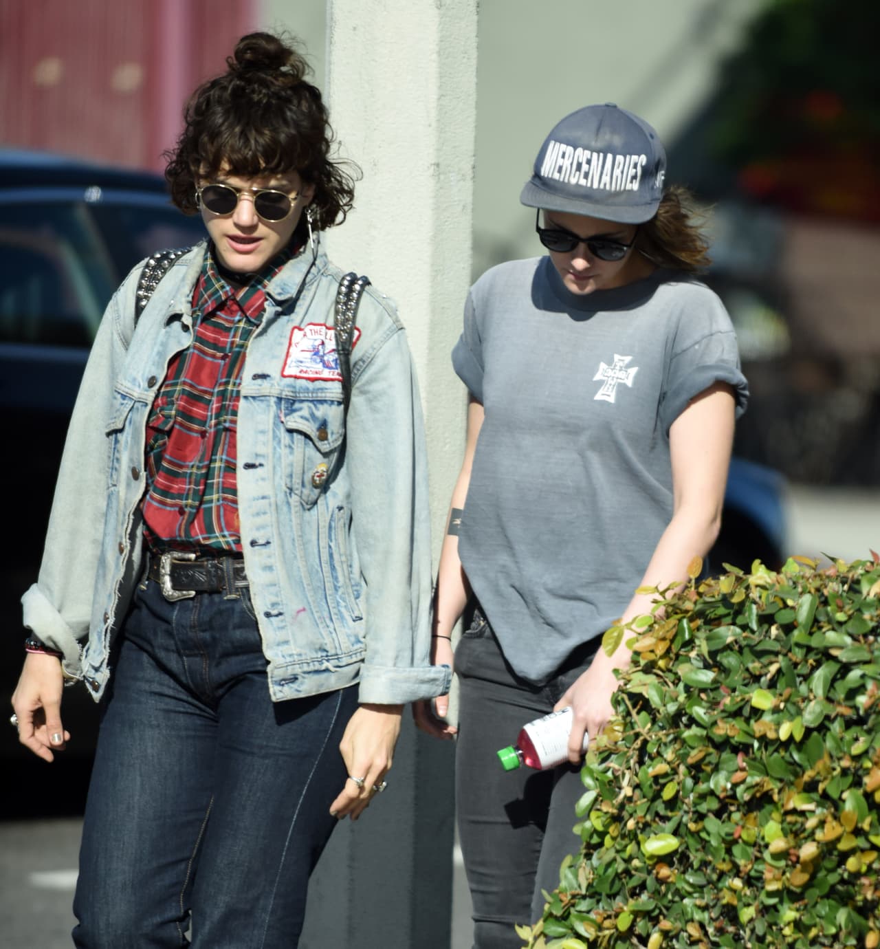 Kristen paseando con una nueva amiguita.