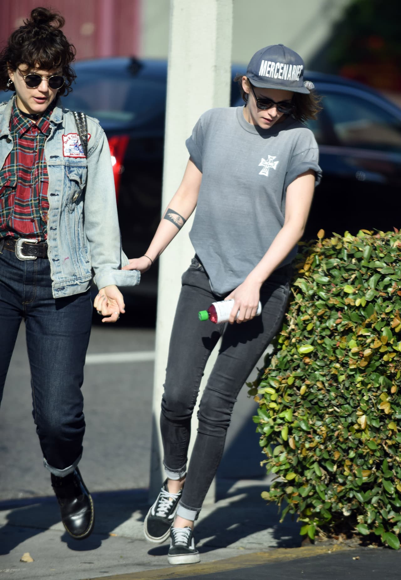 También se tomaron de las manos.