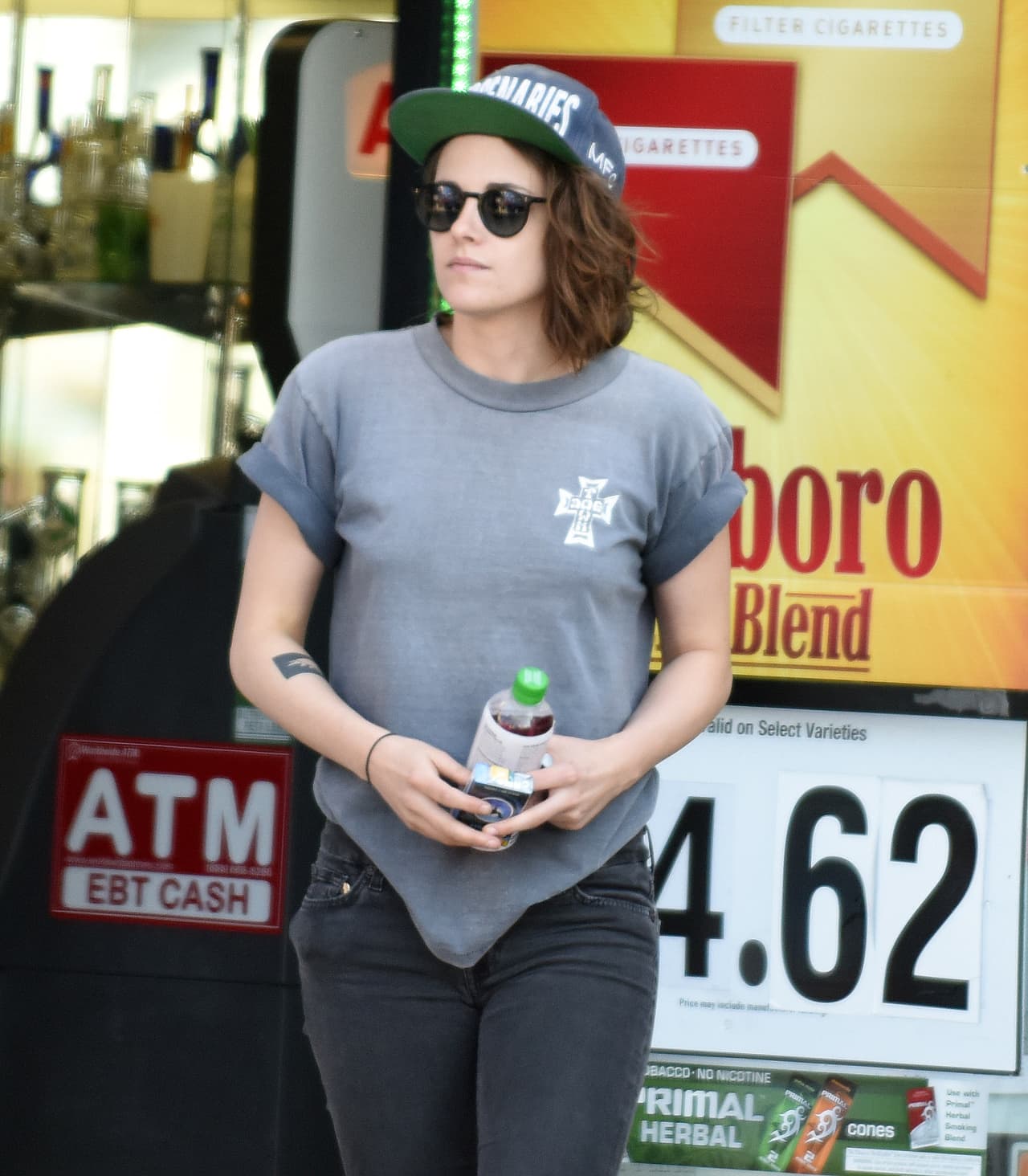 ¿Y con esta nueva chica se consuela?