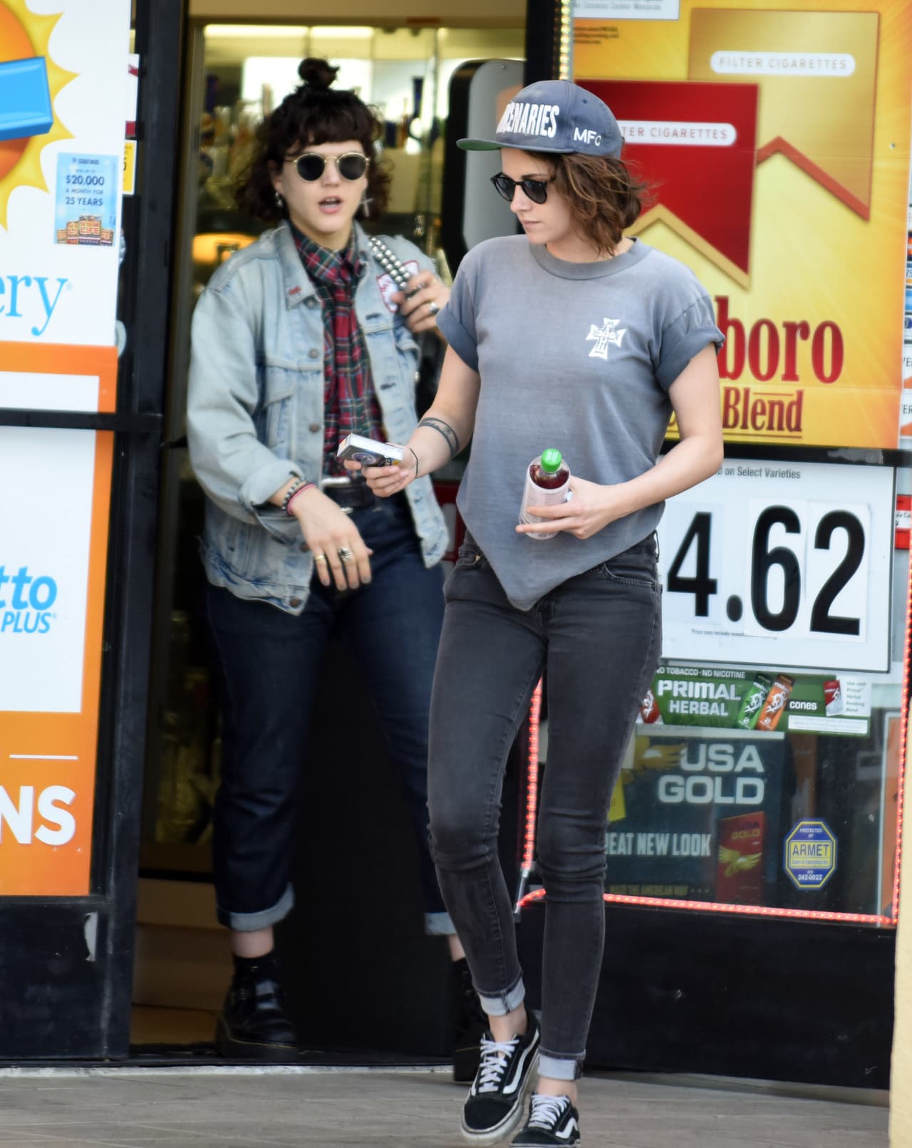 Mira más imágenes de Kristen con su amiguita misteriosa.