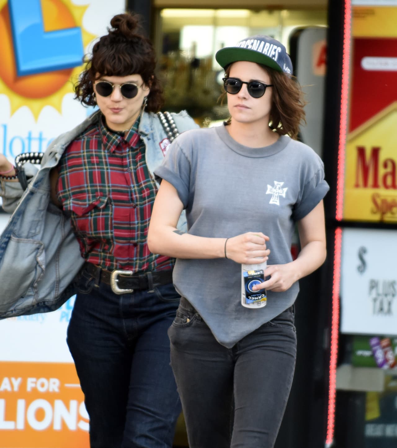 Kristen paseando con una nueva amiguita.