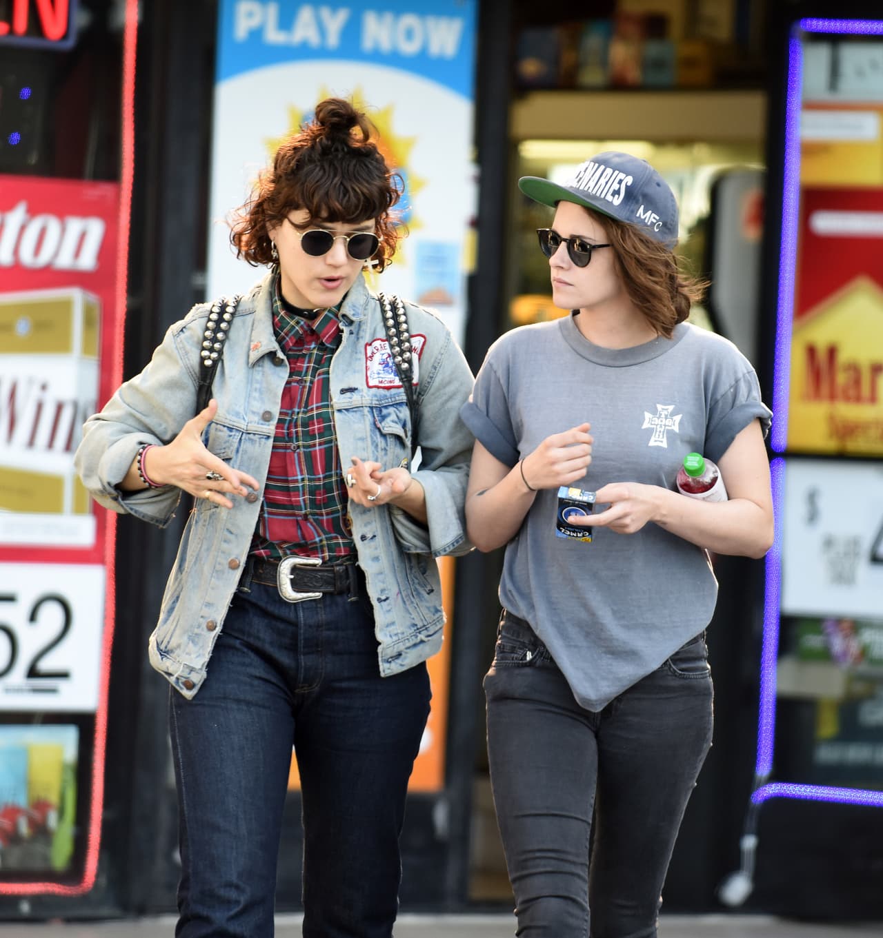Las dos chicas luego fueron a una tienda.