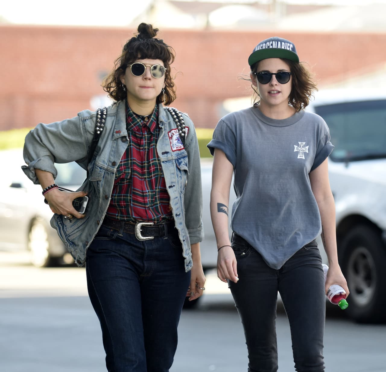 Las dos se fumaron un cigarrillo.